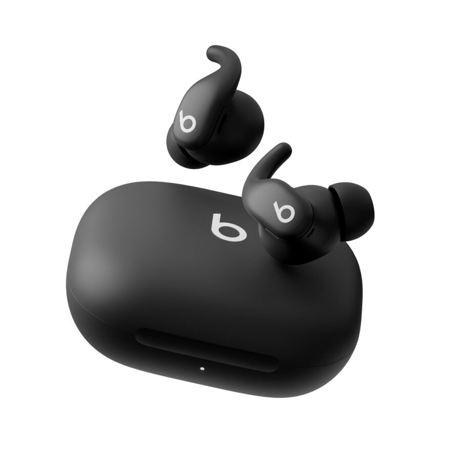 Les écouteurs sans fil Powerbeats Fit avec leur boîtier de charge noir, offrant un maintien sécurisé pour vos entraînements sportifs intenses.