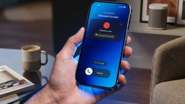 Gros plan sur un smartphone affichant un appel entrant marqué comme arnaque potentielle par NordVPN