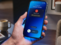 Gros plan sur un smartphone affichant un appel entrant marqué comme arnaque potentielle par NordVPN