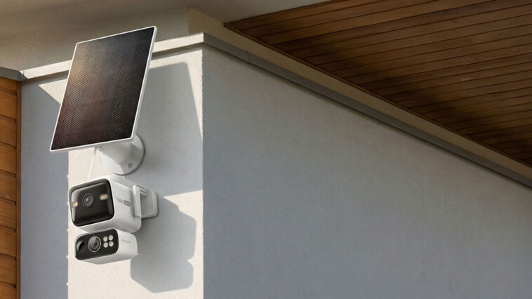 Installation de la caméra de sécurité solaire Tapo C675D KIT sur un mur extérieur.