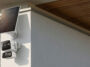Installation de la caméra de sécurité solaire Tapo C675D KIT sur un mur extérieur.