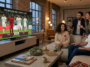 Groupe d'amis regardant un match de football Turquie vs USA à la télévision.