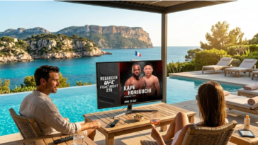 Couple profitant d'un match de combat sur écran extérieur au bord d'une piscine avec vue panoramique sur la mer.