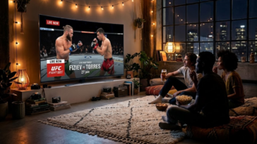 Amis regardant le combat UFC Fight Night Fiziev vs. Torres du 27 juin à la télévision dans un salon chaleureux.