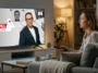 Une femme sur son canapé regarde l'émission Appel à témoins présentée par Julien Courbet sur M6 à la télévision.