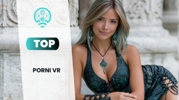 Femme blonde aux mèches turquoise en corset vert émeraude à motifs, adossée à une colonne de marbre blanc, collier pendentif gothique