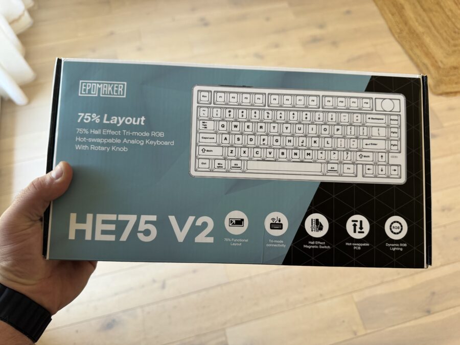 Personne tenant la boîte du clavier Epomaker HE75 V2.