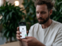 Jeune homme affichant l'écran de son smartphone et une interface pour modifier le mot de passe