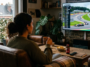 Une passionnée de Formule regarde le Grand Prix de Belgique 2026 depuis son canapé
