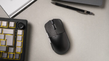 Souris gaming sans fil KULT ELITE M150 de The G-Lab en situation sur un bureau.