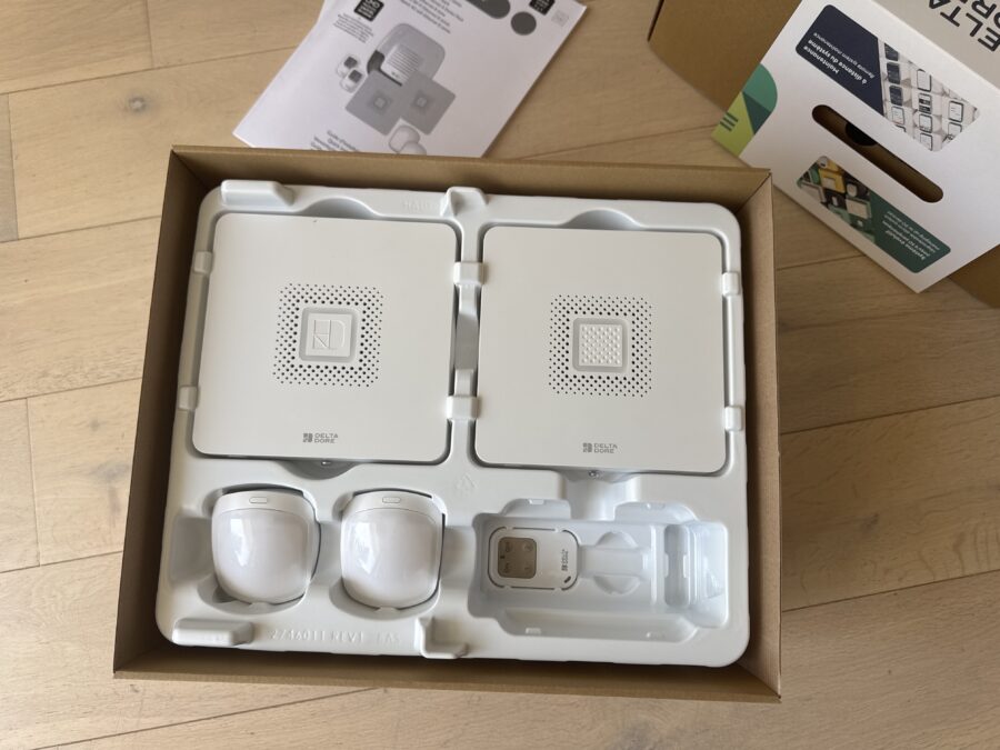 Vue de déballage des composants du système d'alarme Pack Optimal Tyxal+ de Delta Dore.
