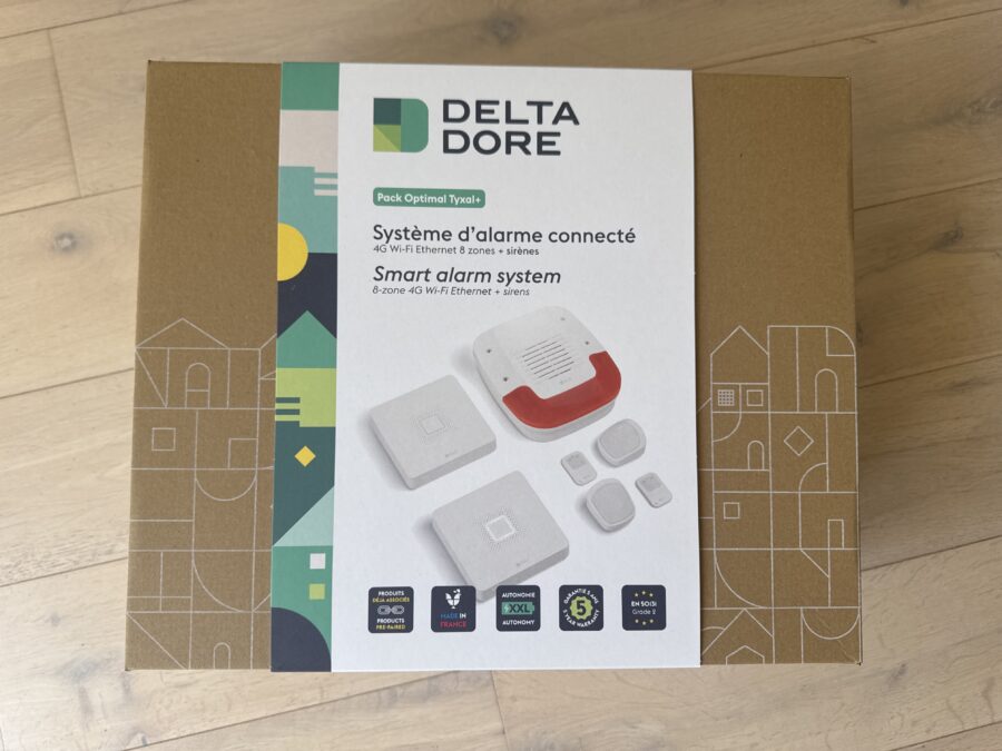 La boîte d'emballage du système d'alarme sans fil Pack Optimal Tyxal+ de Delta Dore.