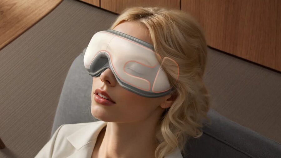 Une femme portant le masseur oculaire chauffant RENPHO Eyeris 1, avec les zones d'action autour des yeux.
