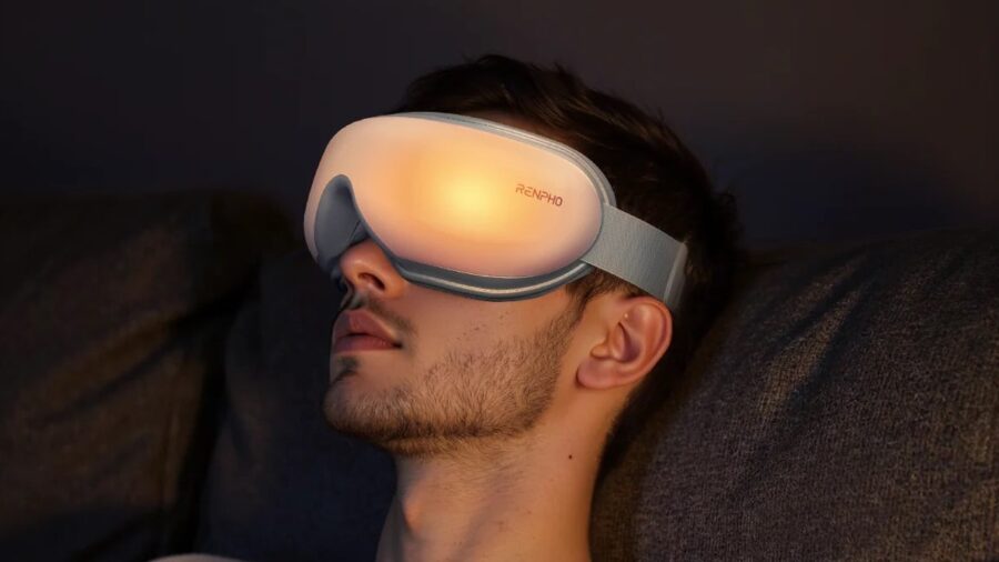 Homme allongé utilisant le masseur oculaire chauffant RENPHO Eyeris 1 pendant une séance de relaxation.