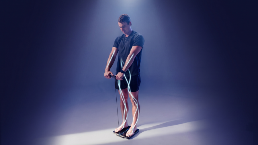 Homme effectuant une analyse segmentaire sur la balance connectée MorphoScan Nova.