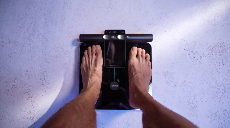 Homme debout sur la balance connectée Renpho MorphoScan Nova.
