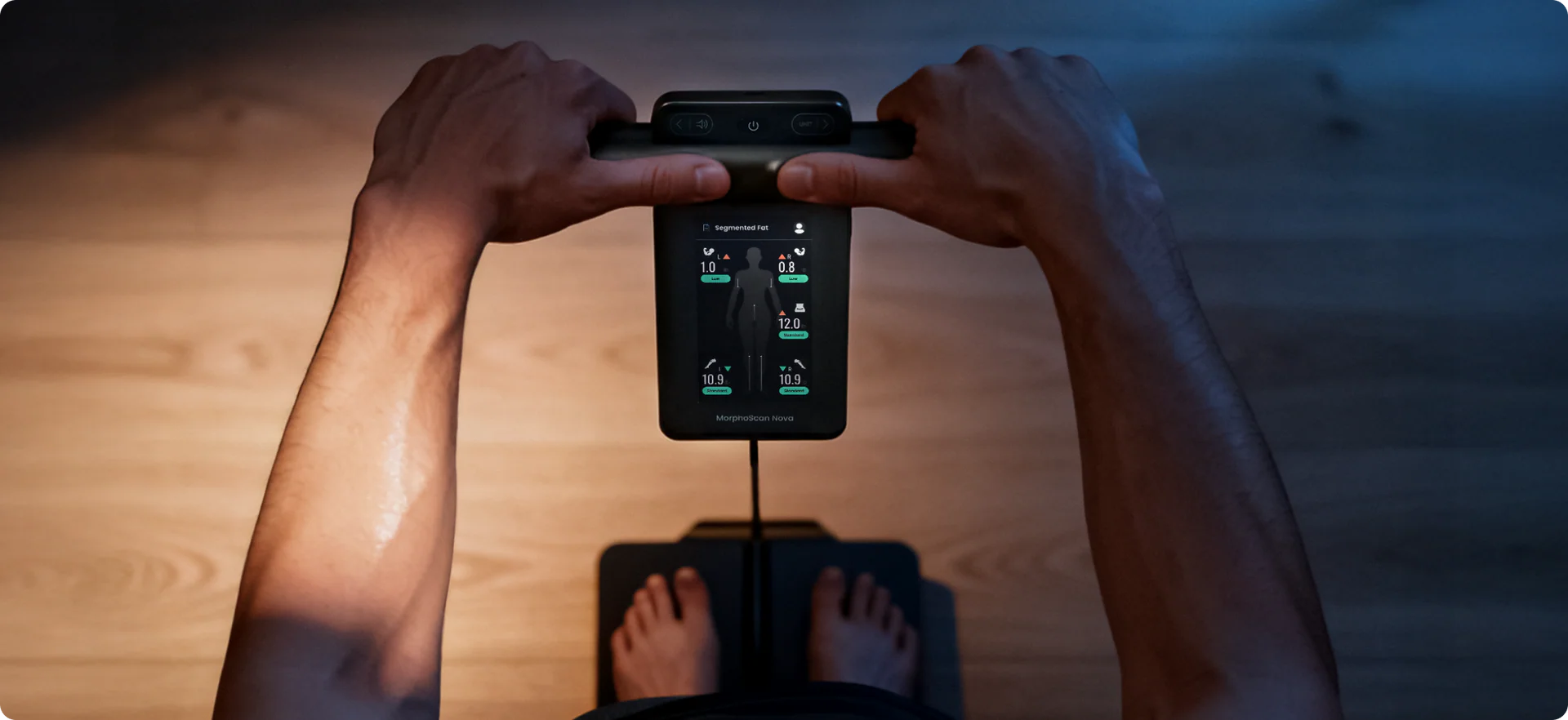 Utilisateur effectuant une analyse de composition corporelle segmentaire sur le MorphoScan Nova.
