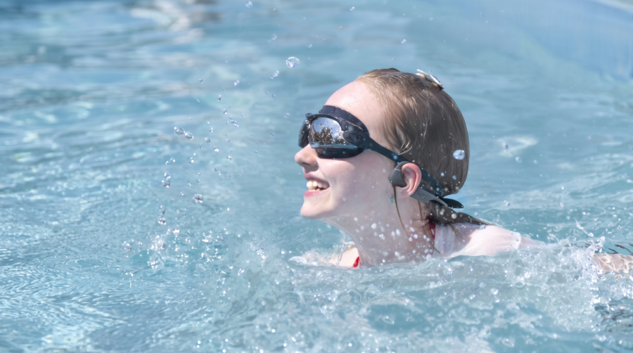 Femme nageant dans une piscine avec le casque Runner Diver2 Pro.