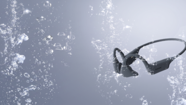 Écouteurs NANK Runner Diver2 Pro immergés sous l'eau avec des bulles.