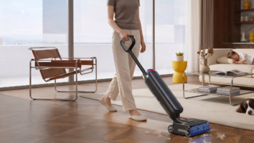 Une femme nettoie un parquet avec l’aspirateur-laveur Tineco Floor One Station S9 Artist dans un salon calme