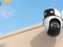 Caméra de surveillance Tapo TC47 installée sur un mur avec feuilles d'automne et ciel bleu.