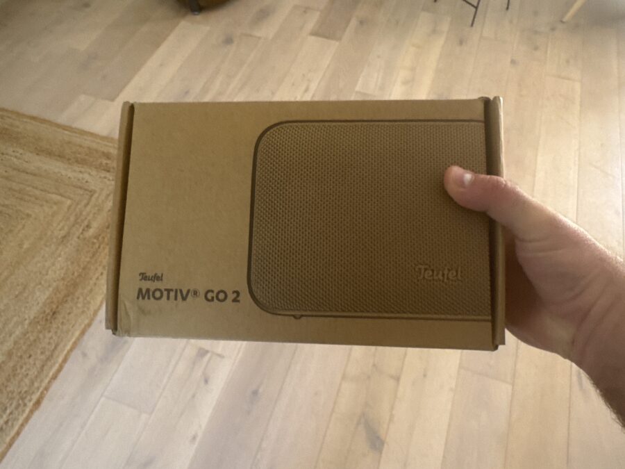 La boîte de livraison de l'enceinte MOTIV GO 2 de Teufel.