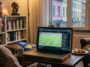 Personne regardant un match de football entre les États-Unis et la Bosnie en streaming sur un ordinateur portable