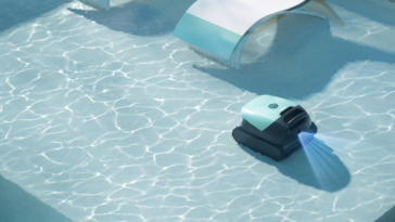 Le robot piscine sans fil Sora 10 en action sur le fond d'une piscine ensoleillée.