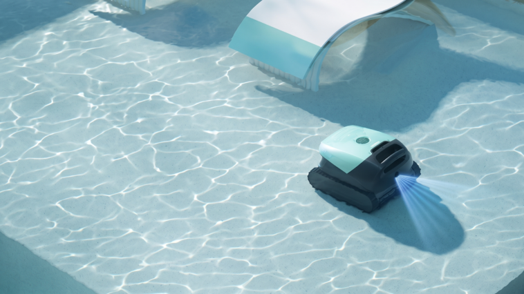 Le robot piscine sans fil Sora 10 en action sur le fond d'une piscine ensoleillée.