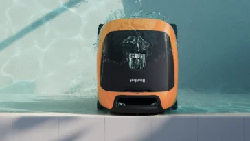 Le robot Beatbot Sora 30 contre la paroi d'une piscine.