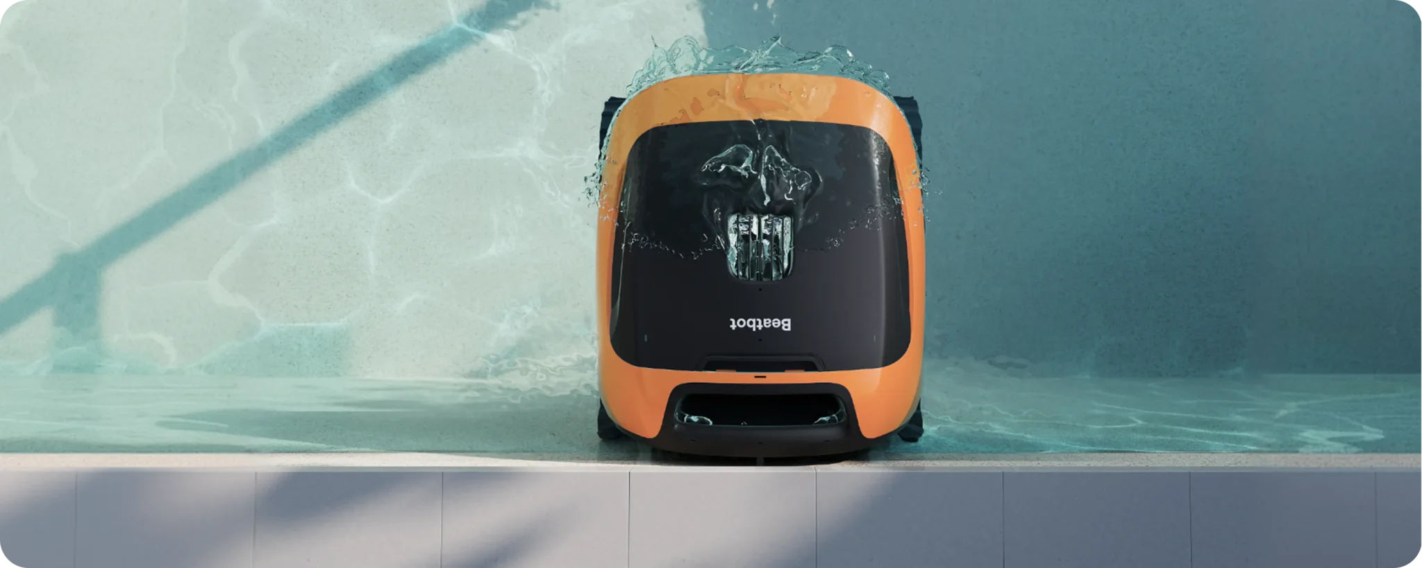 Le robot Beatbot Sora 30 contre la paroi d'une piscine.