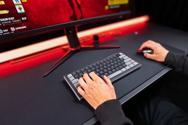 Le clavier CHERRY XTRFY K63W Pro posé sur un tapis de gaming.