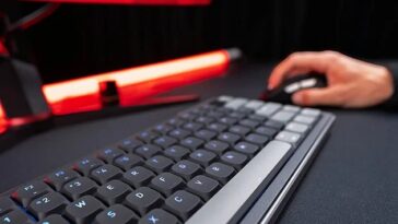 Le clavier CHERRY XTRFY K63W Pro devant un moniteur haut de gamme.