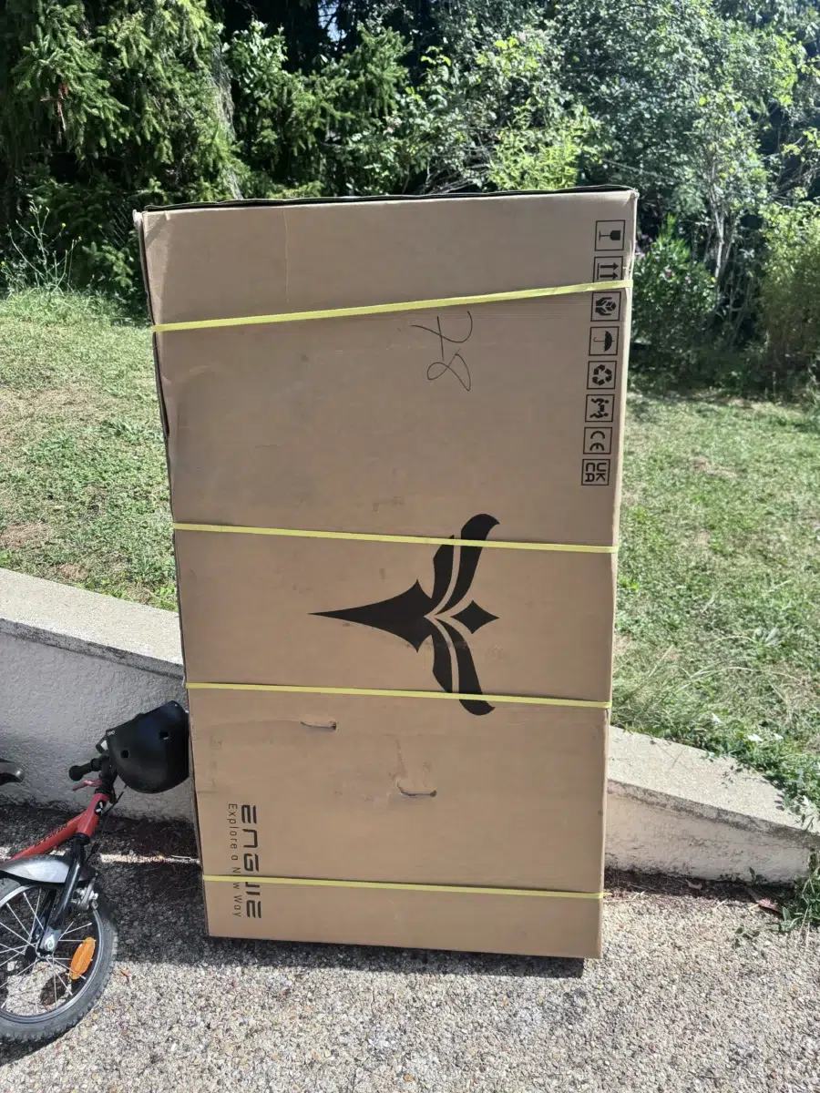 Carton d'emballage scellé du vélo électrique ENGWE E26 3.0 Pro à l'extérieur.