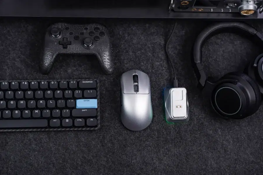 Souris Epomaker NEX Pro et ses périphériques de jeu.