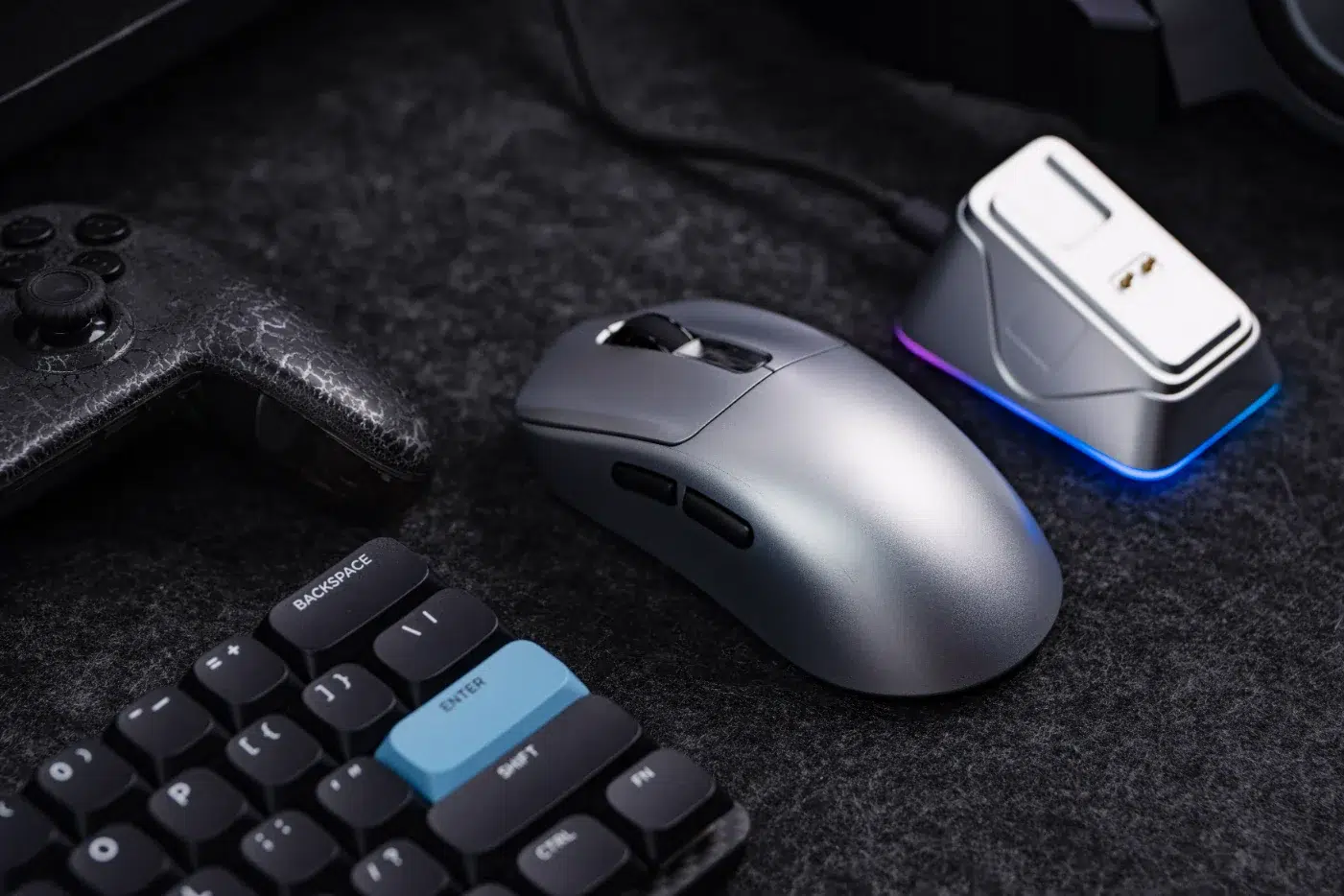 Souris Epomaker NEX Pro et son dock de chargement.