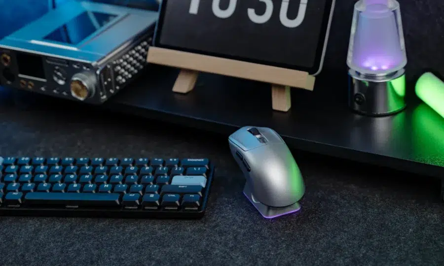 Souris Epomaker NEX Pro sur son dock de chargement lumineux.