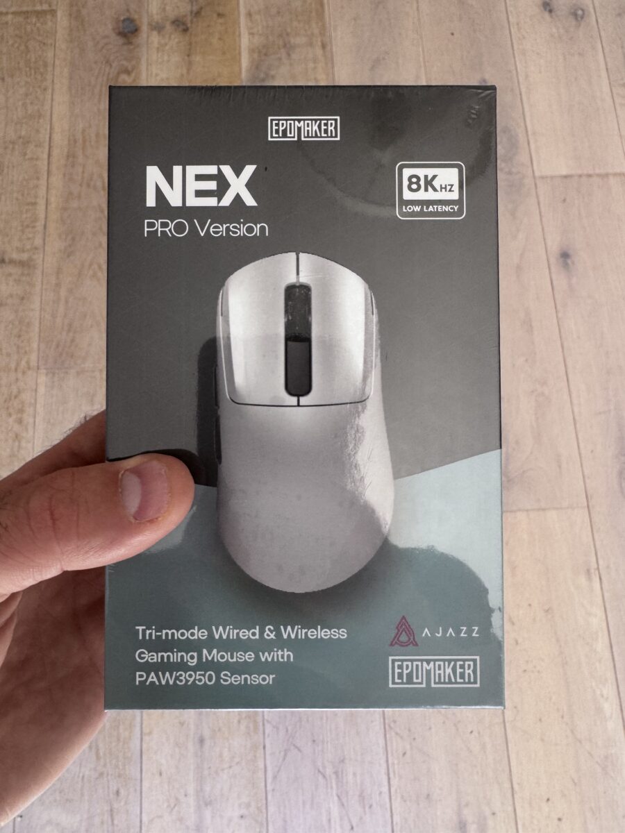 Gros plan sur l'emballage de la souris Epomaker NEX Pro.
