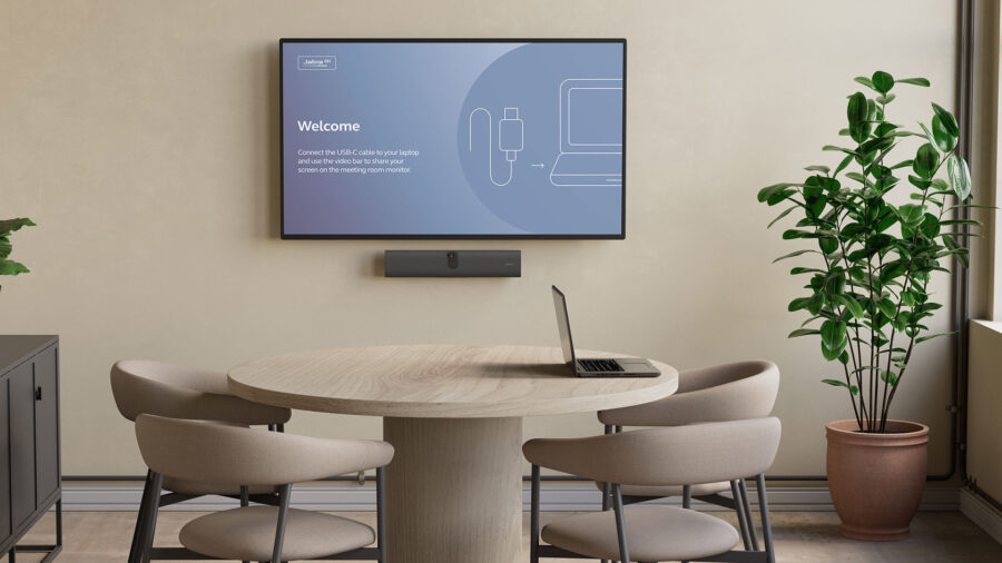 Barre PanaCast U30 installée sous un écran mural dans une huddle room.