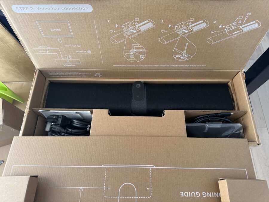 Déballage de la barre de visioconférence PanaCast U30 et ses accessoires.