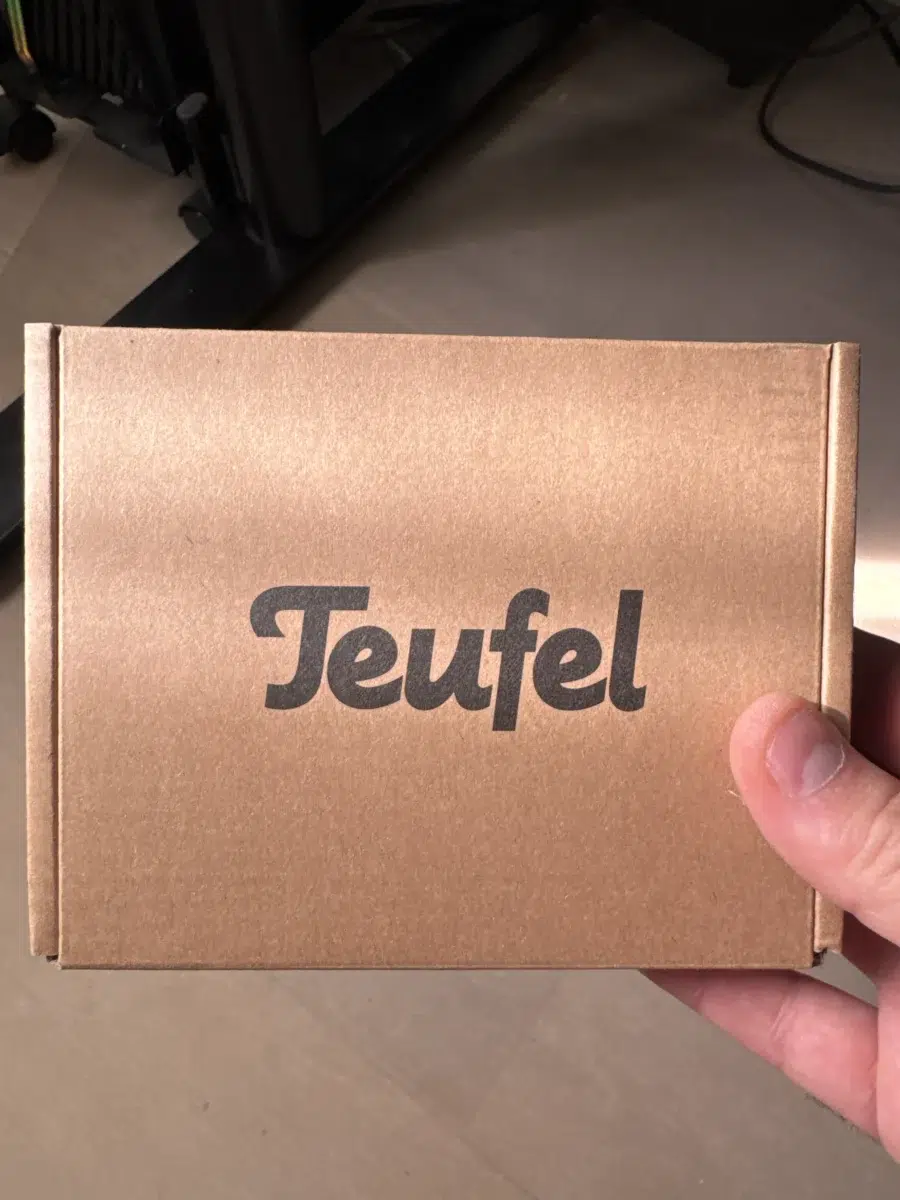 La face de la boîte de l'enceinte connectée Teufel BOOMSTER GO.