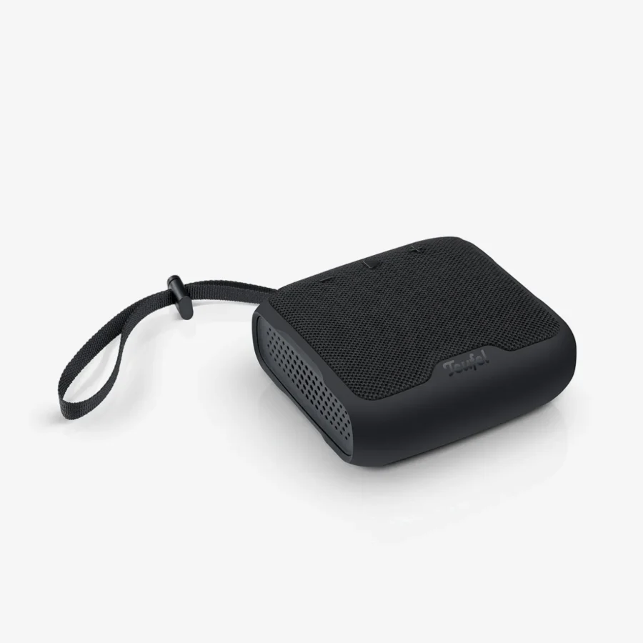 Présentation de l'enceinte connectée Teufel BOOMSTER GO sur un fond blance.