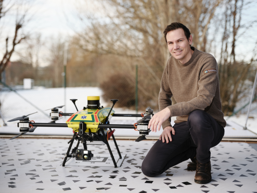 Un drone d’urgence livre un DAE avant l’arrivée des secours