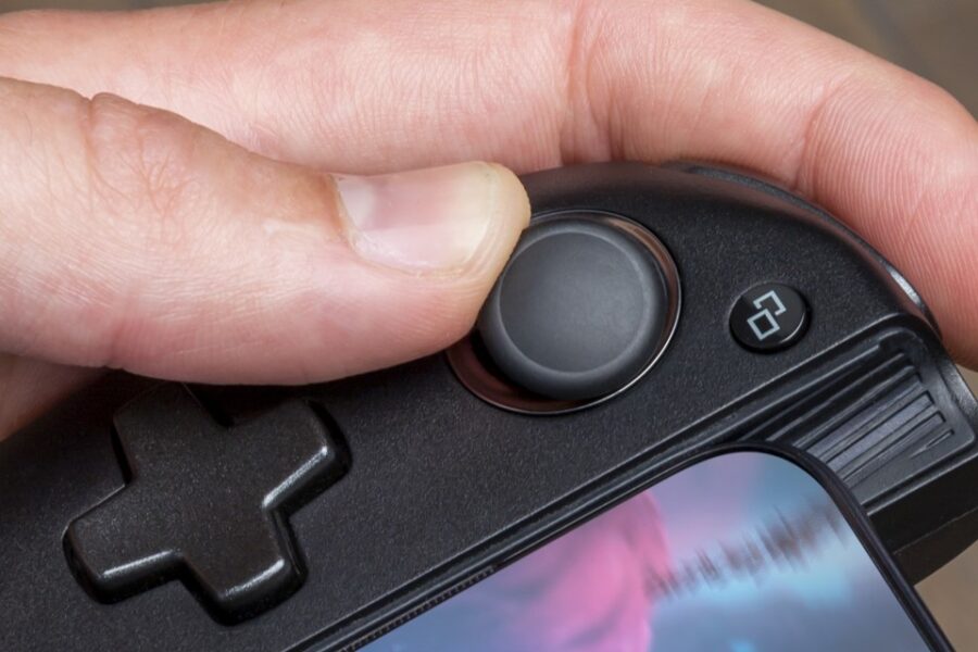 Gros plan sur le stick analogique gauche et la croix directionnelle de la Nacon MG-X.