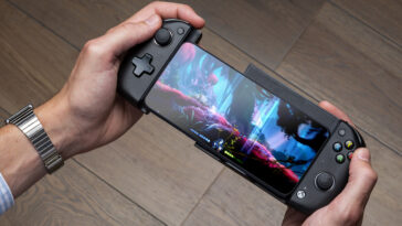 Prise en main de la manette Nacon MG-X avec un smartphone monté dessus.