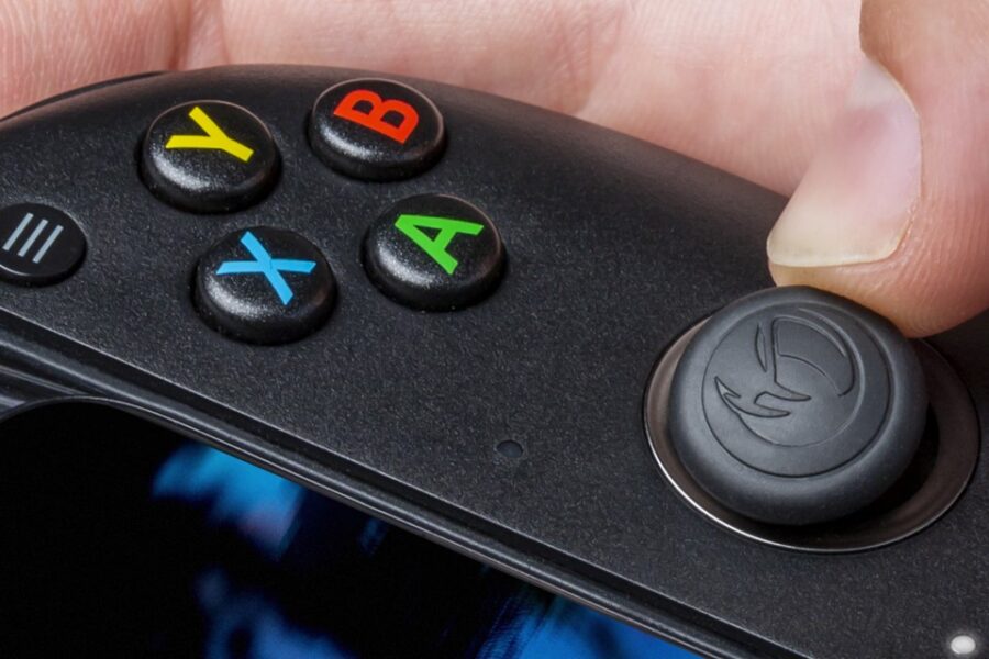 Gros plan sur les boutons d'action et le stick analogique droit de la Nacon MG-X.