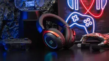 Le casque EPOMAKER GX1 placé dans un setup gaming bien décoré.