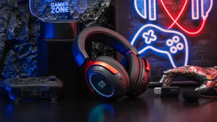 Le casque EPOMAKER GX1 placé dans un setup gaming bien décoré.