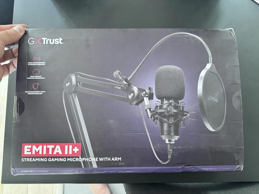 La façade de la boîte du micro streaming GXT 270 Emita II ou Emita II+ de la marque GXTrust.