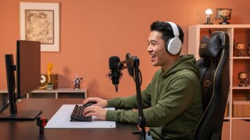 Le micro de streaming GXT 270 Emita II en pleine utilisation.